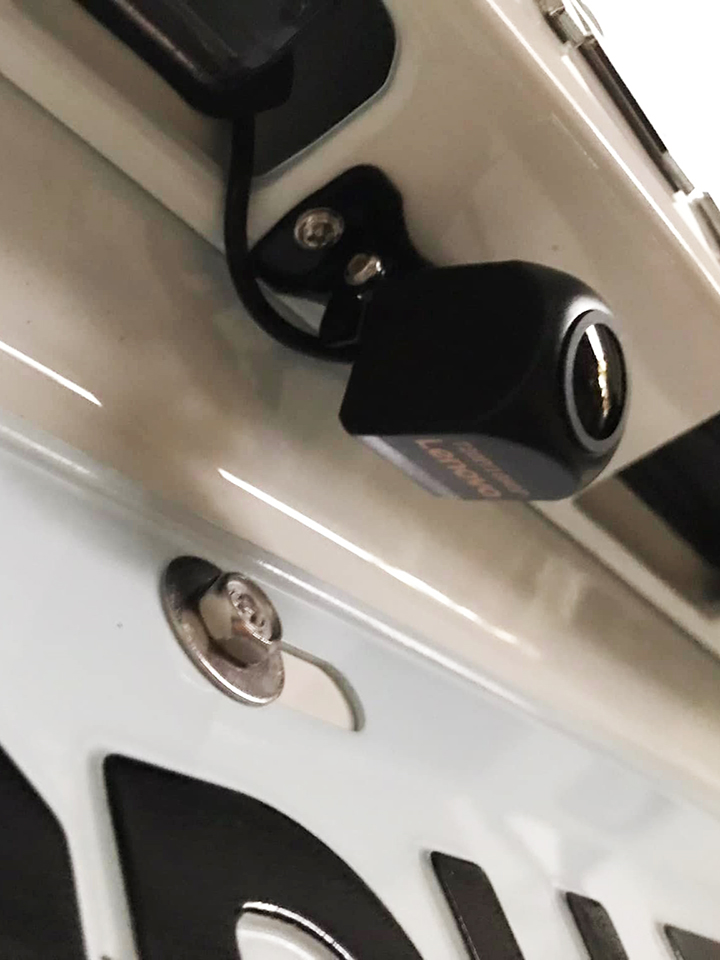 加裝倒車後視鏡頭